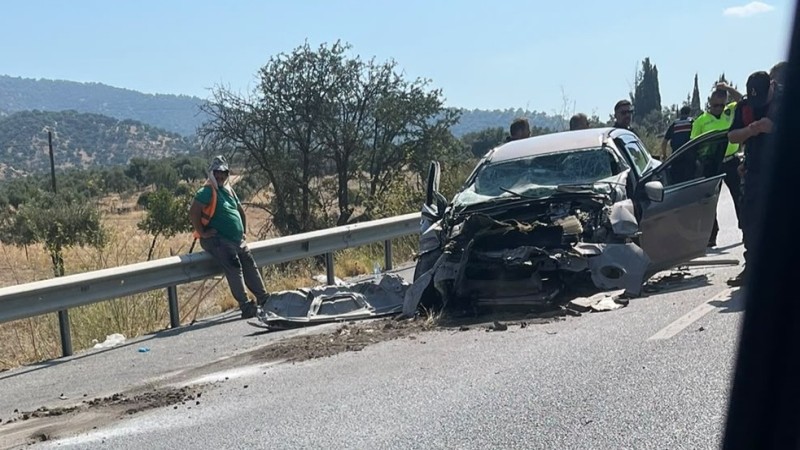 ÇİNE YOLUNDAKİ TRAFİK KUYRUĞU İKİNCİ FACİAYA YOL AÇTI: OTOMOBİL TIR’IN ALTINA GİRDİ!